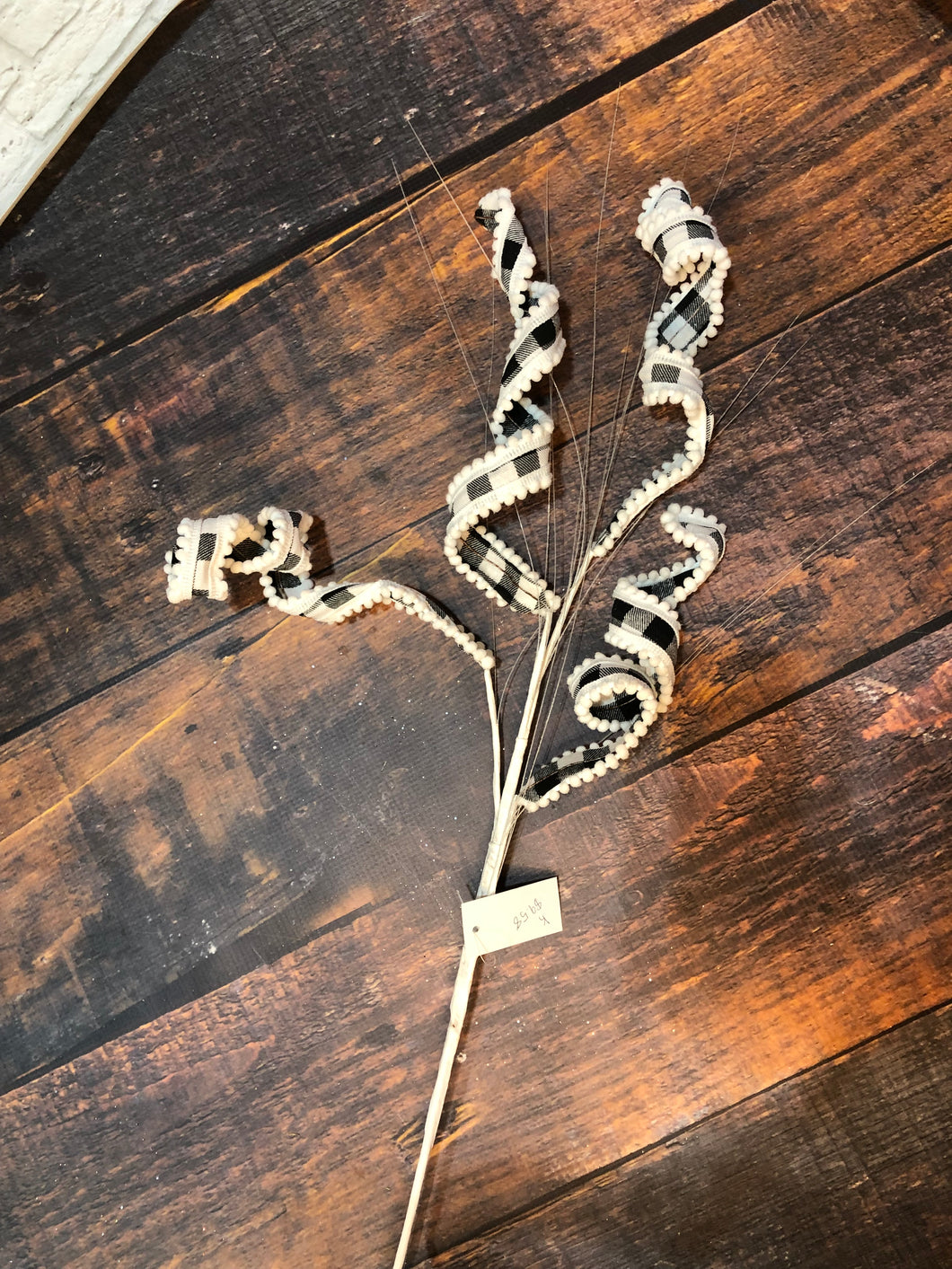 K Black and White Curly Spray